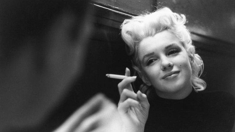 Marilyn Monroe smokes in a restaurant