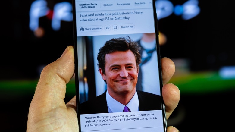 Notice of Matthew Perry death on cell phone