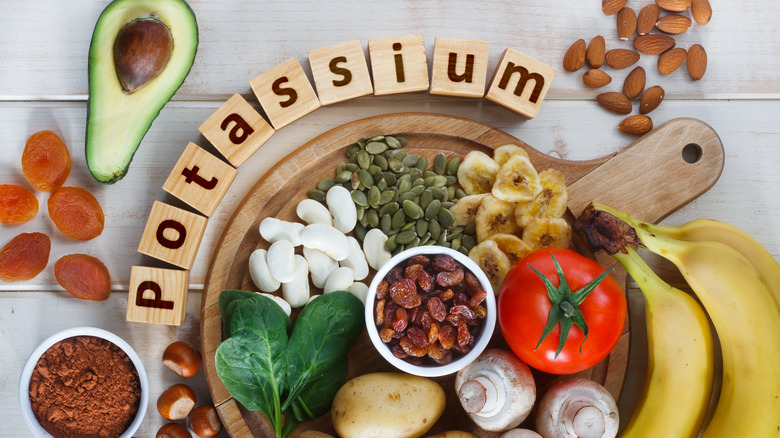 Word "potassium" surrounded by foods rich in potassium