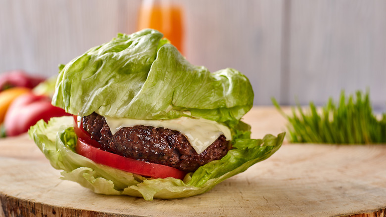 burger in lettuce