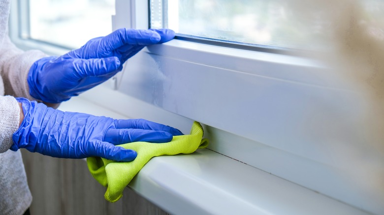 cleaning dust on windows