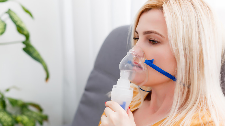 woman using oxygen mask