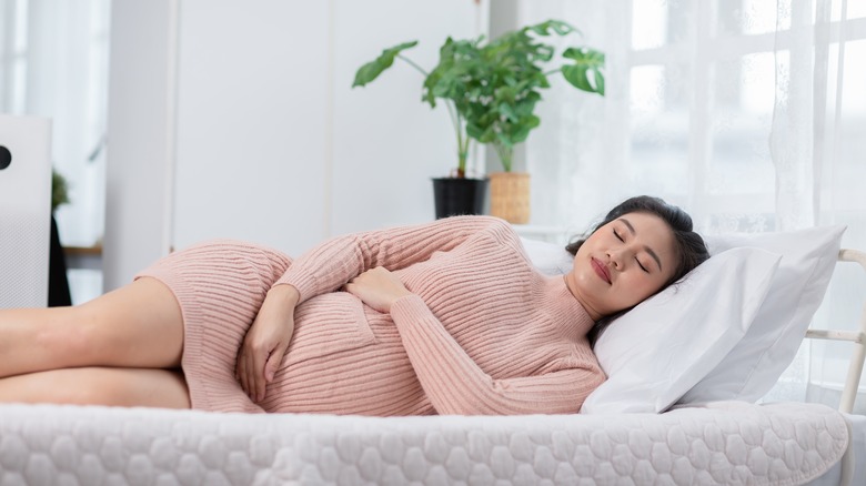 pregnant women sleeping