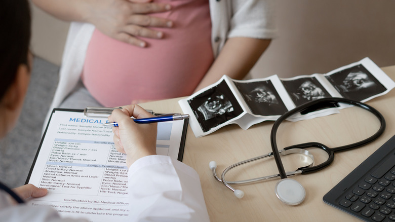 Pregnant woman with gynecologist