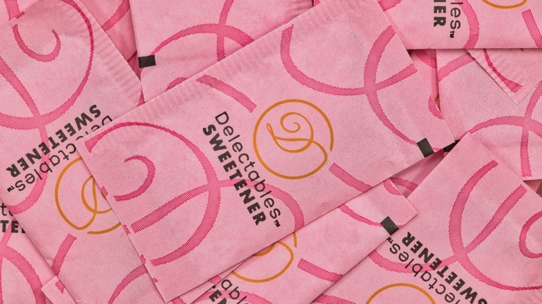 A pile of pink packets of artificial sweeteners