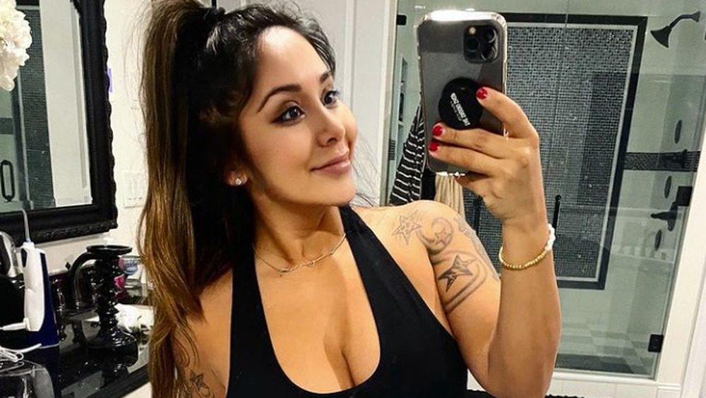 Snooki taking a selfie in workout gear 