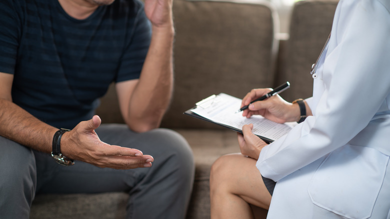 psychologist diagnosing patient