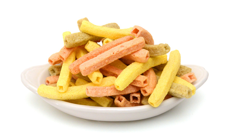 a dish of veggie straws