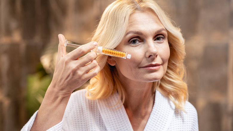 Woman using hyaluron pen