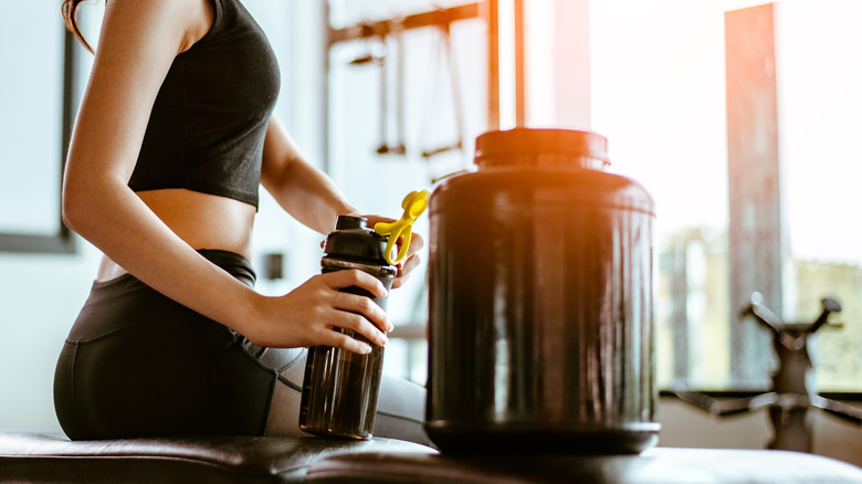 protein powder container