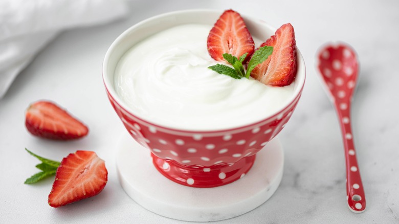 greek yogurt with strawberries