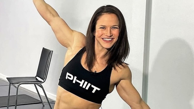 Kari Pearce wearing a PHIIT sports bra in the gym
