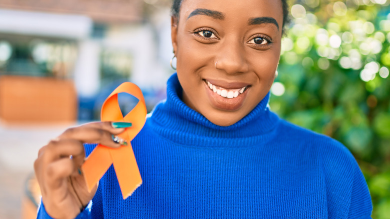 woman holding multiple sclerosis ribbon