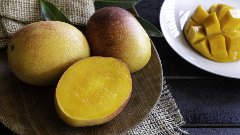 Plate of three mangoes