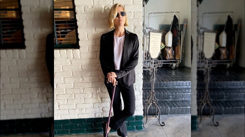Selma Blair posing with her cane