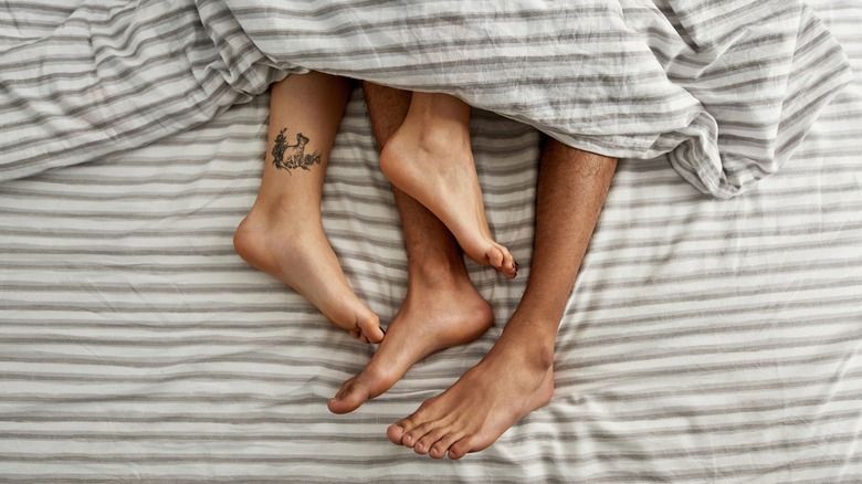 couple feet bed blankets