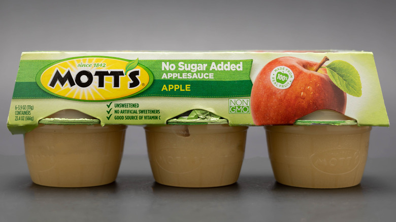 pack of mott's no sugar added applesauce 