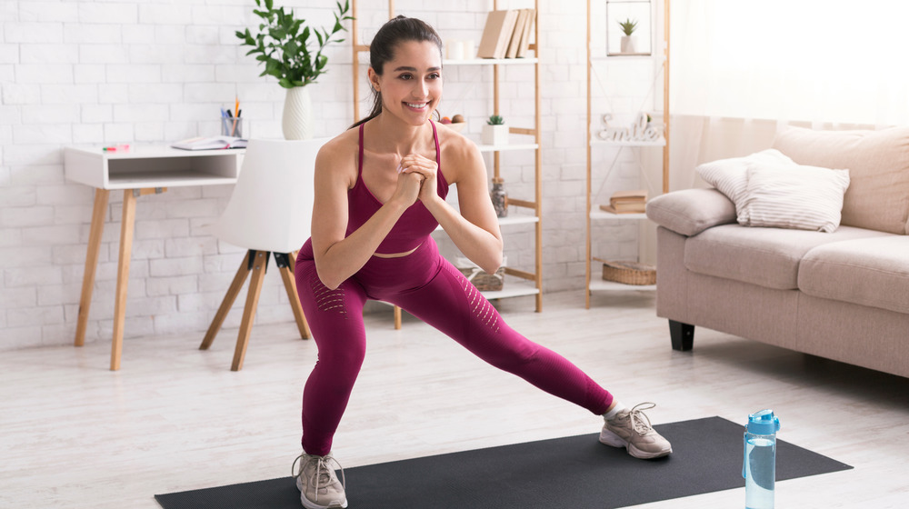 woman doing lunges