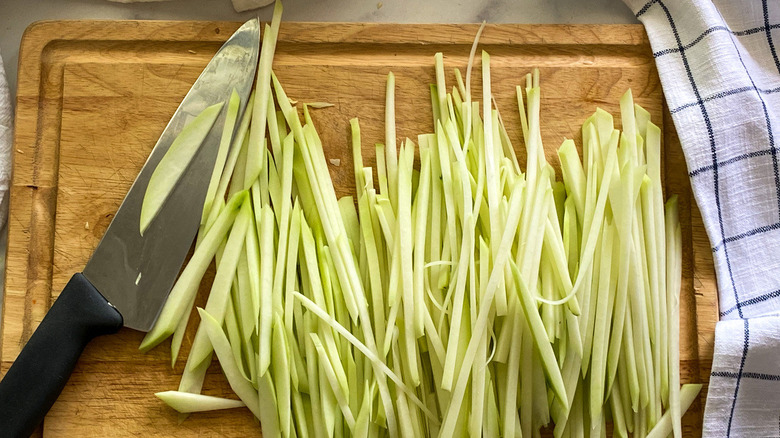 julienned green papaya strips