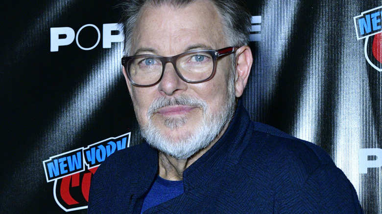 Jonathan Frakes posing at NYCC