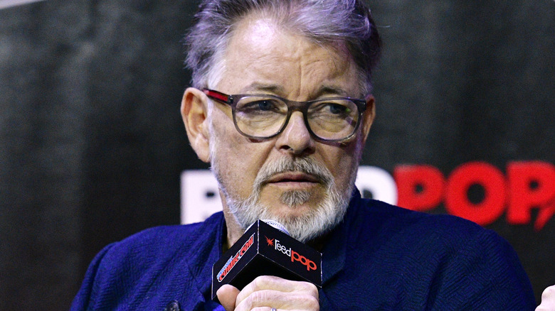 Jonathan Frakes talking at a Comic Con panel