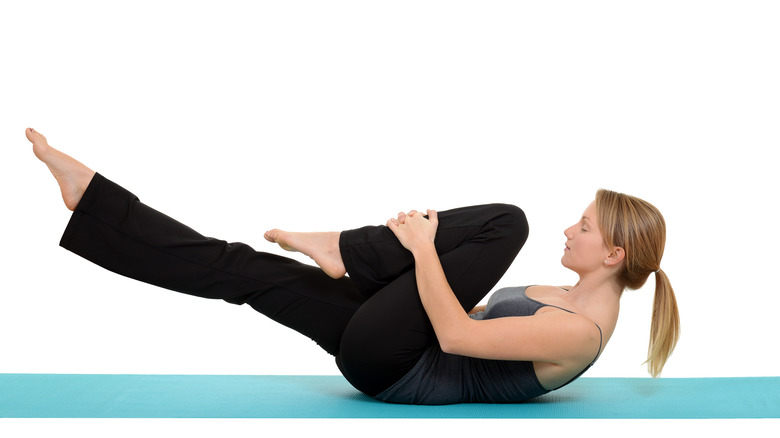 woman doing single leg stretch