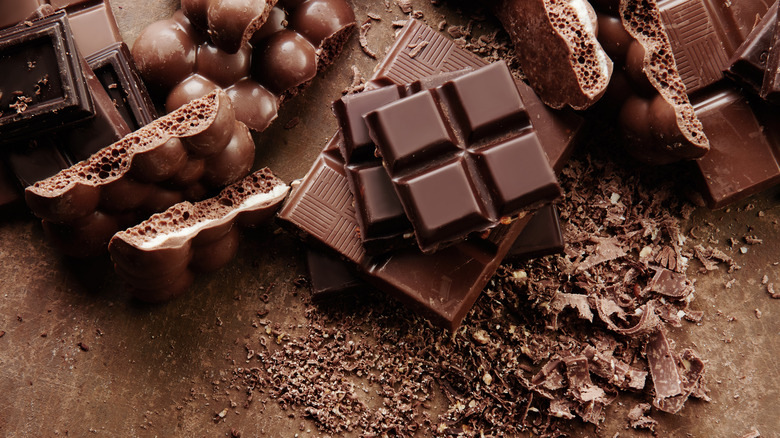 Dark chocolate and grated cocoa/chocolate