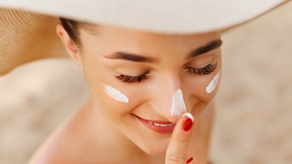 woman applying sunscreen