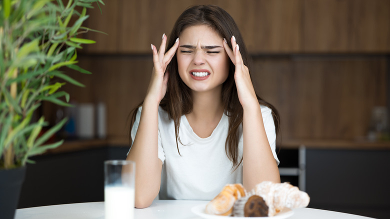 woman headache fasting