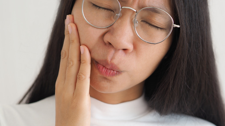 Woman with sore cheeks