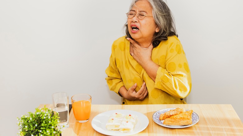 woman having difficulty swallowing