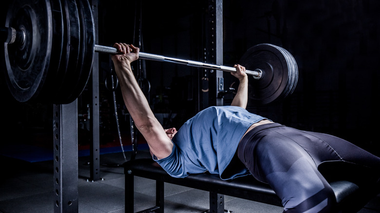 A man does the bench press