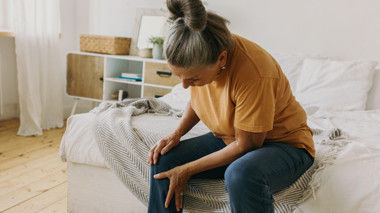 Woman experiencing pain in her knee