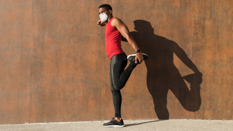 man doing quadriceps stretch