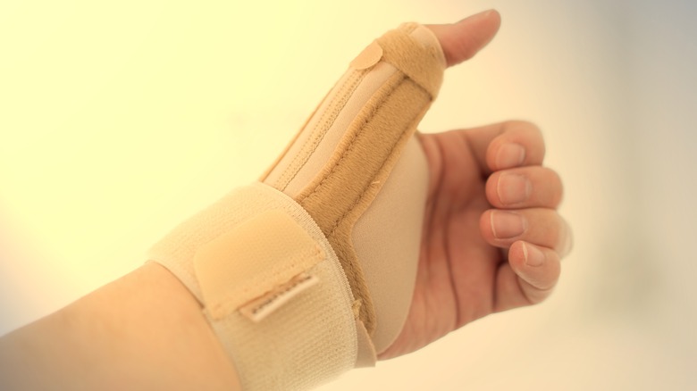 hand in splint