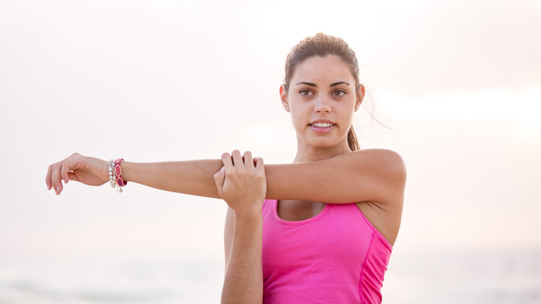 arm across the chest stretch