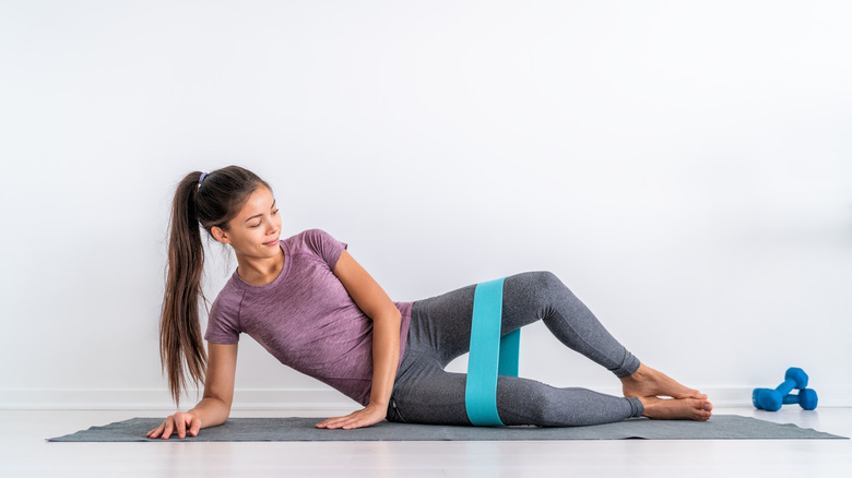 woman doing clamshell at home