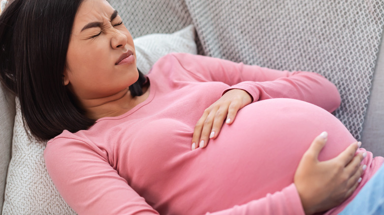 pregnant woman starting contractions 