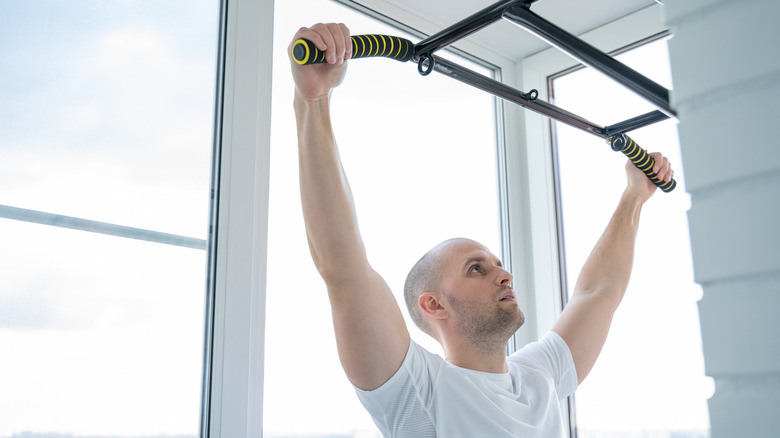 man doing pull-ups