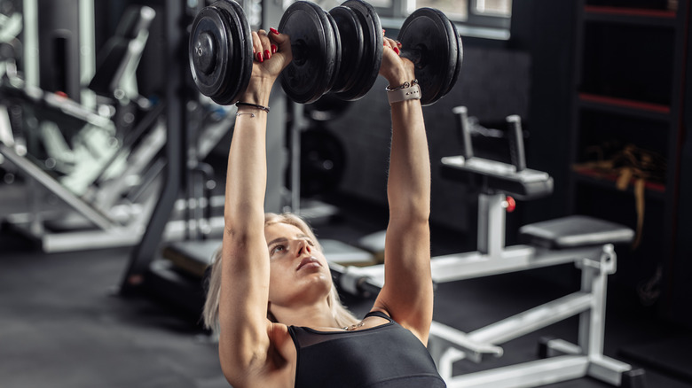 woman doing pench press