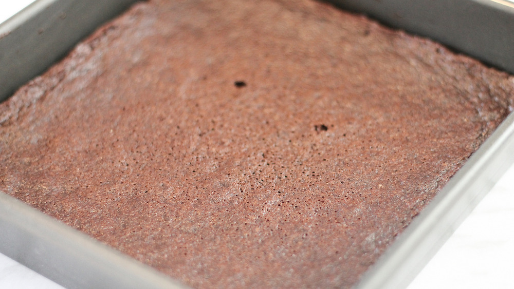 baking pan of cooked brownies