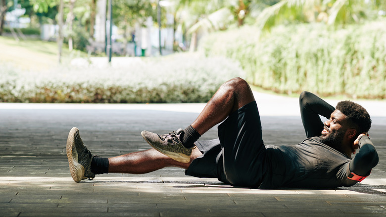 man doing bicycle crunches