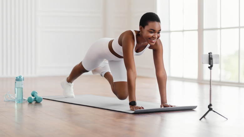 woman doing cross-body mountain climbers