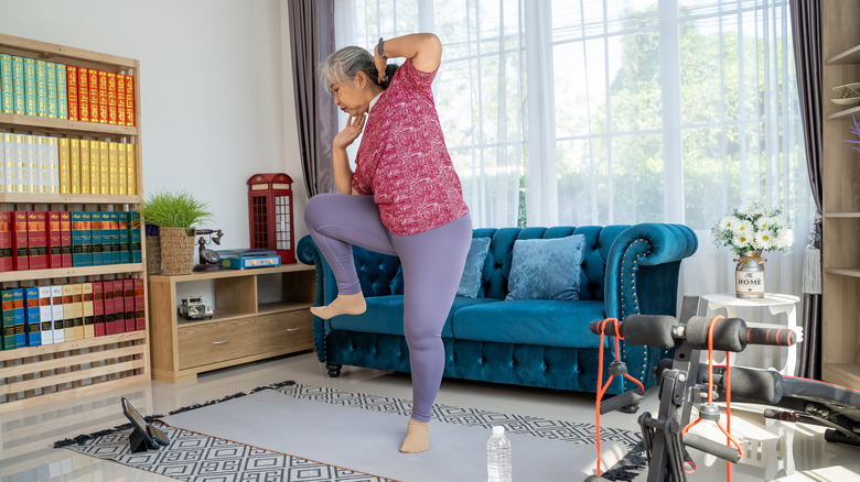woman doing standing side crunch