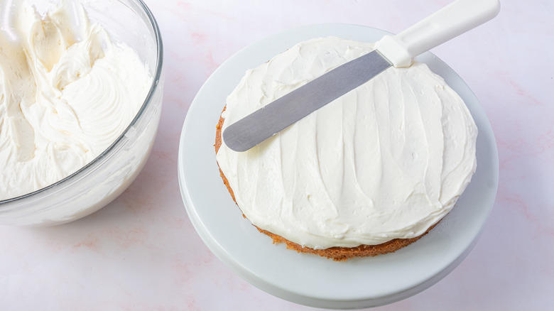 assembling a vegan vanilla cake