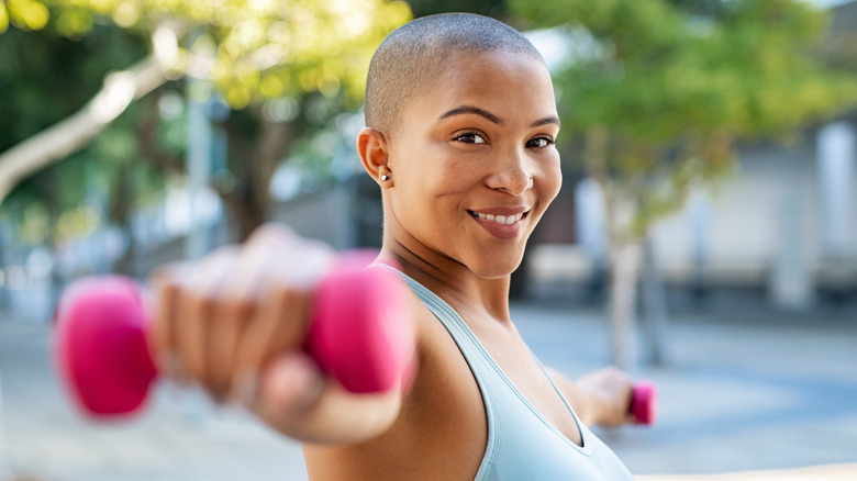 woman lifting free weights