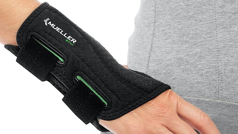 mueller fitted wrist brace product image