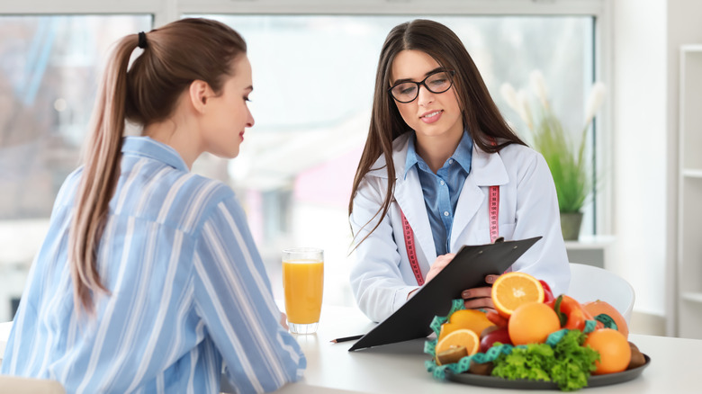 A nutritionist talks to a client about their diet