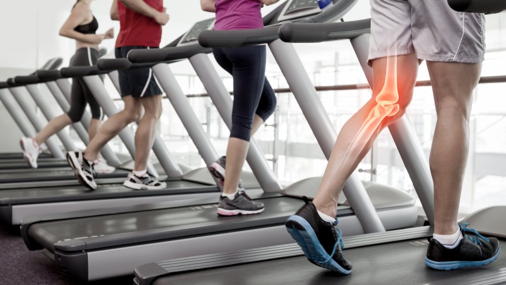 people on treadmills with knee highlighted