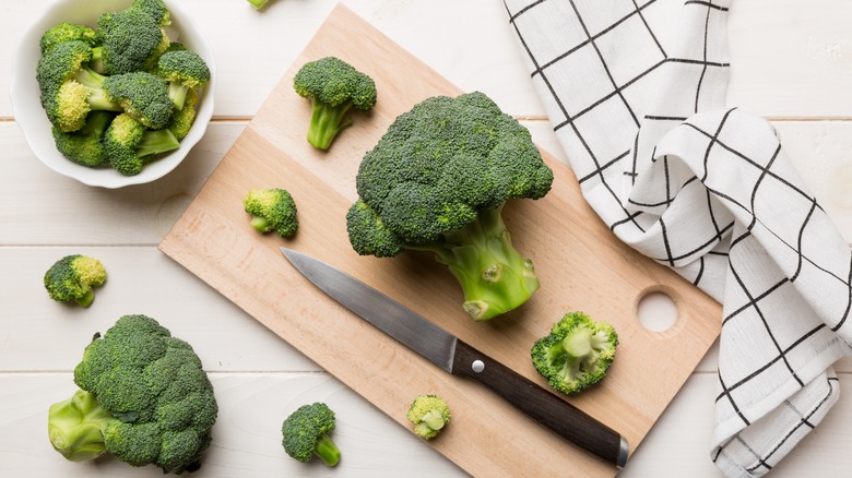 Chopping board with broccoli 